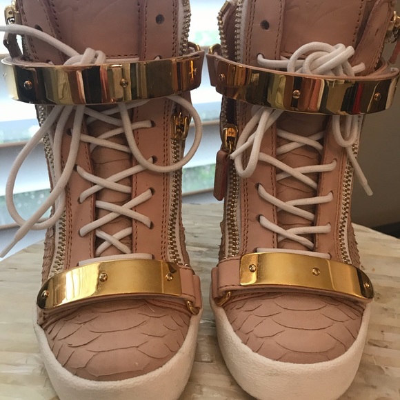 💞 Light pink & Gold G’s 💞 - Picture 2 of 8